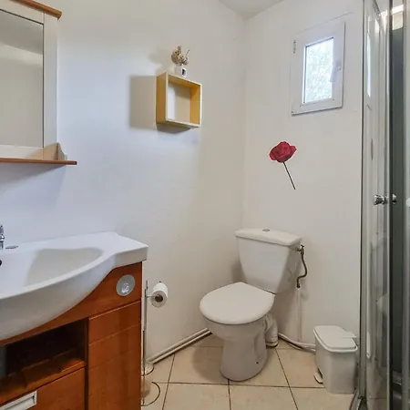 Vakantiehuis 2 Bedroom Cozy In Eyraud-crempse-maurens La Ressegue